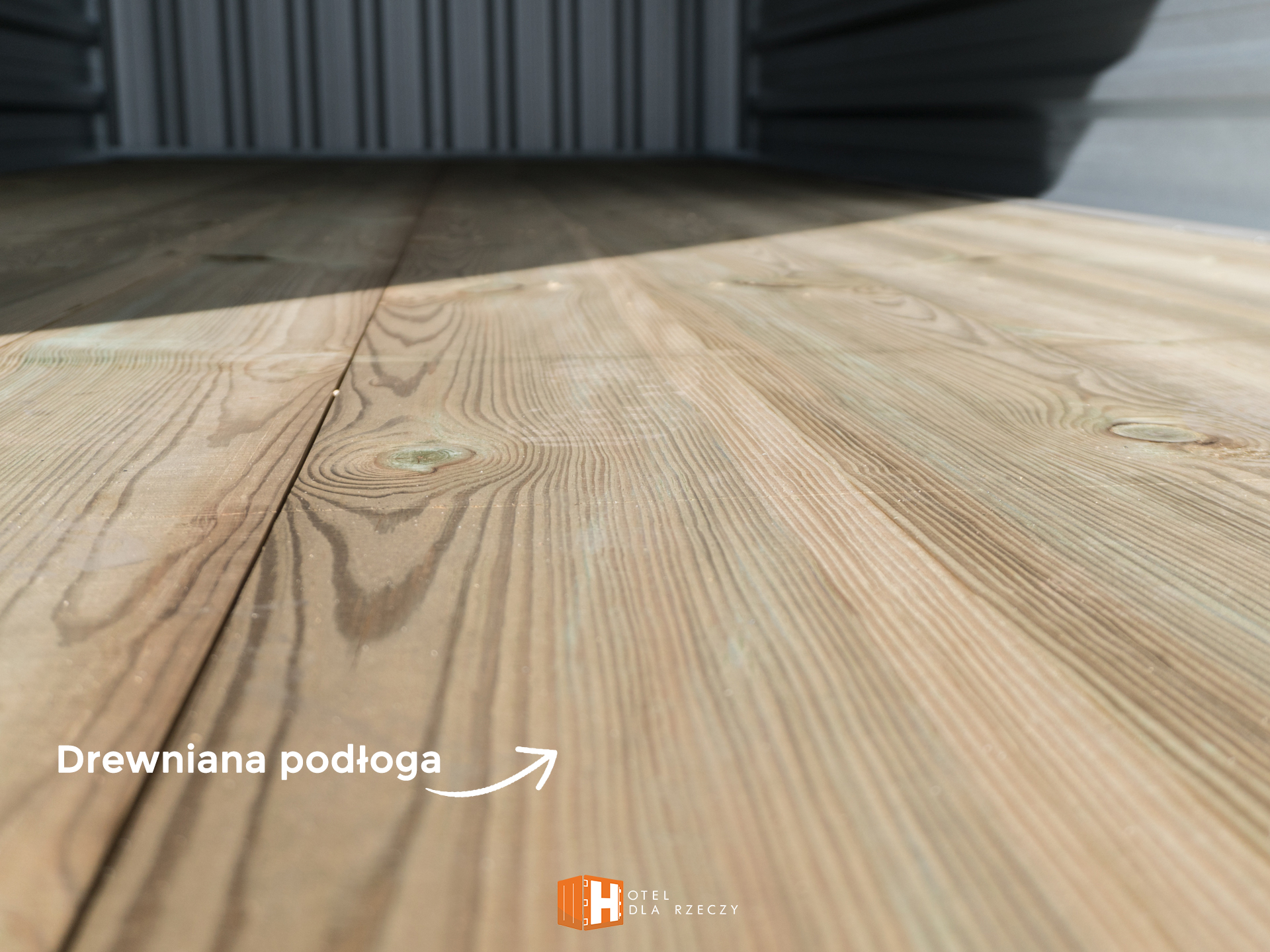 Zdjęcie przedstawia zastosowaną podłogę drewnianą w magazynach.