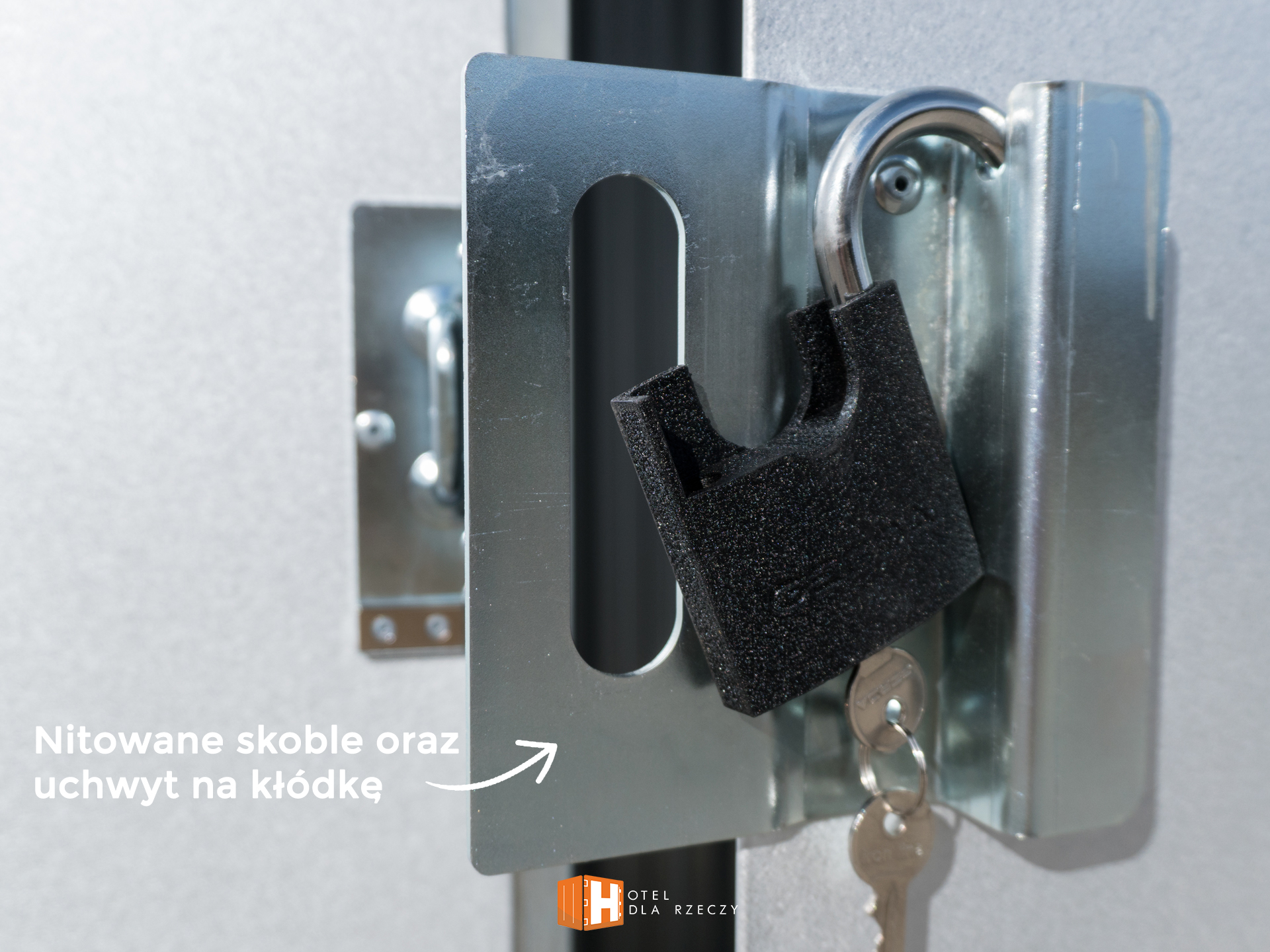 Zdjęcie na którym widać system montażu kłódki w magazynie na wynajem.