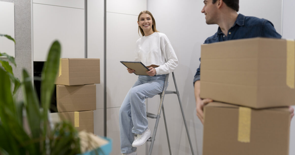 Para ludzi robiących remont