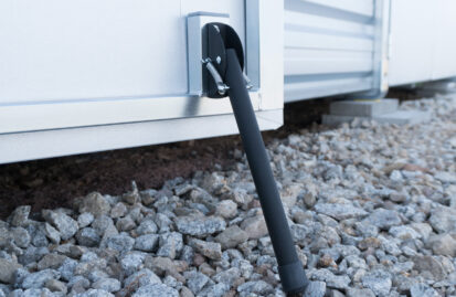 Nóżki podtrzymujące drzwi w trakcie ich otwarcia