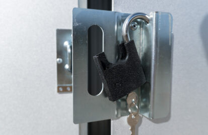 Nitowany skobel z dedykowanym miejscem do zawieszenia kłódki